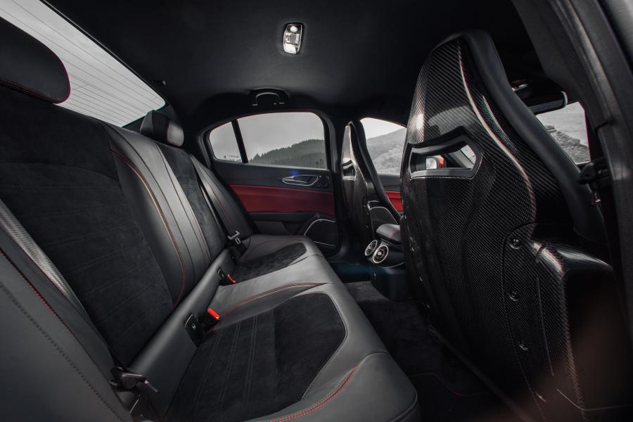 Интерьер Alfa Romeo Giulia Quadrifoglio (952) 2016 года  (UK) (фото 15 из 40)
